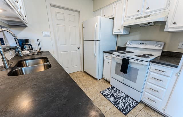 2-bedroom rental at 6915 Forest Meadow in San Antonio, TX — photo 2
