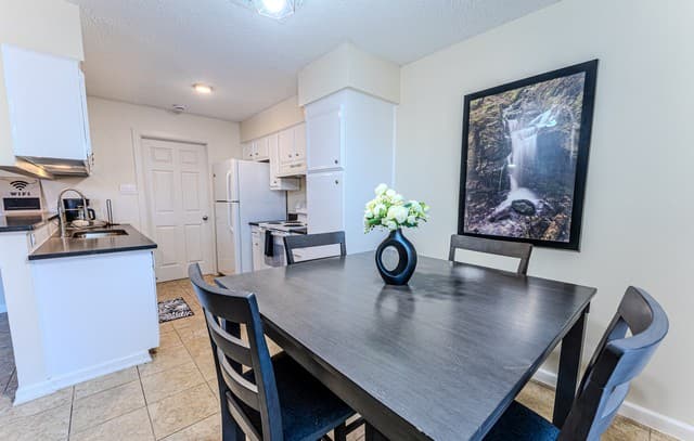 2-bedroom rental at 6915 Forest Meadow in San Antonio, TX — photo 4