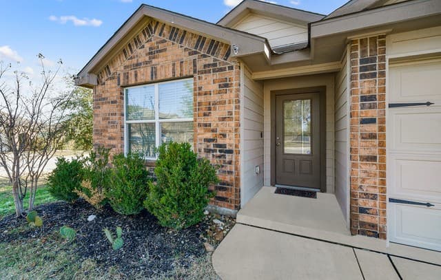 4-bedroom rental at 15502 Gray Catbird in San Antonio, TX — photo 2