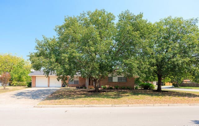 3-bedroom rental at 221 Windcrest Dr in Windcrest, TX — photo 2
