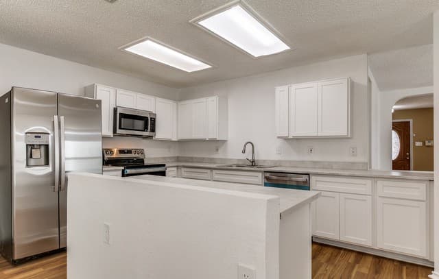 4-bedroom rental at 7851 Farlin Park in San Antonio, TX — photo 4
