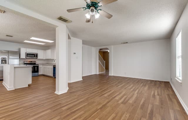 4-bedroom rental at 7851 Farlin Park in San Antonio, TX — photo 5