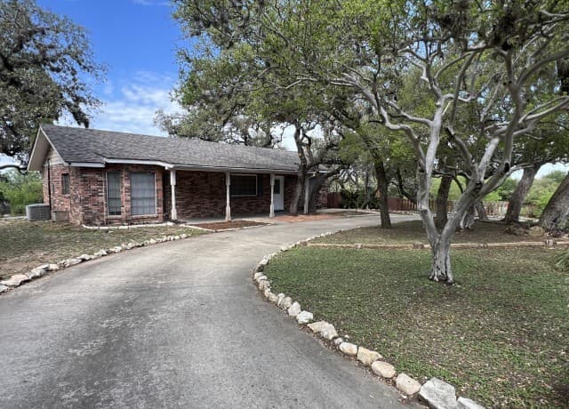 3-bedroom rental at 10267 Mount Crosby in San Antonio, TX — photo 2