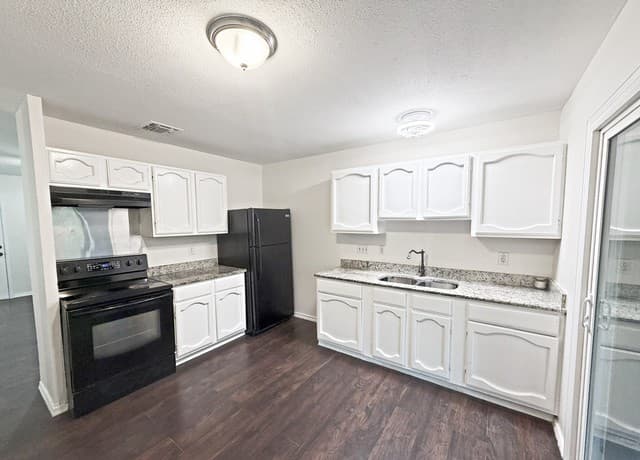 3-bedroom rental at 5215 Village Haven in San Antonio, TX — photo 4