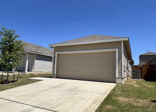 3-bedroom rental at 8815 Astral Pl in San Antonio, TX — photo 2