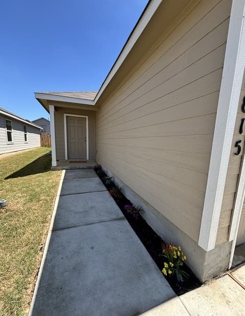 3-bedroom rental at 8815 Astral Pl in San Antonio, TX — photo 4