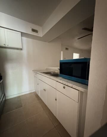 2-bedroom rental at 153 E Baylor Unit 3 in San Antonio, TX — photo 2