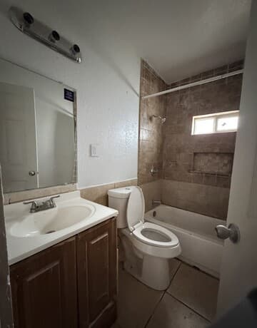 2-bedroom rental at 153 E Baylor Unit 3 in San Antonio, TX — photo 5