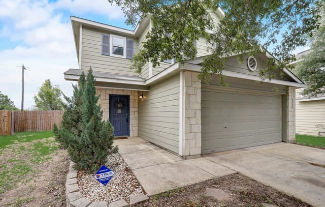 3-bedroom rental at 8002 Willow Country in San Antonio, TX — photo 2
