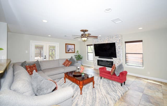 5-bedroom rental at 15922 Tampke in San Antonio, TX — photo 5