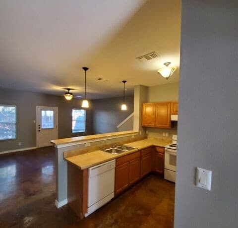 3-bedroom rental at 7811 Kingsbury Way Unit 2 in San Antonio, TX — photo 3
