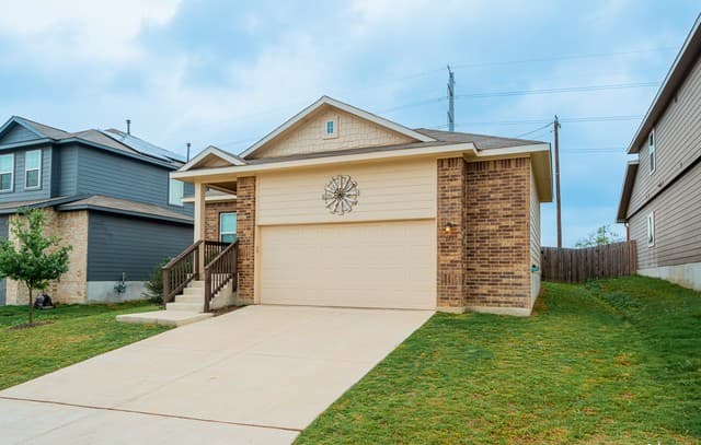 3-bedroom rental at 347 E Hunters Rnch in San Antonio, TX — photo 2
