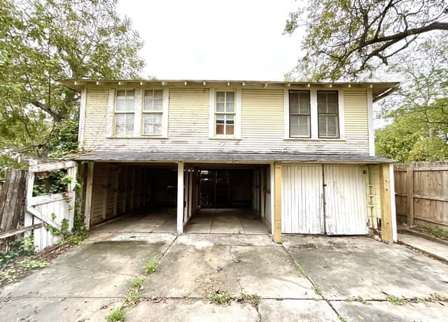 2-bedroom rental at 810 W Magnolia Unit 3 in San Antonio TX