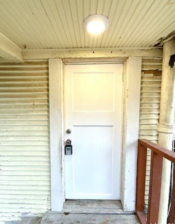 2-bedroom rental at 810 W Magnolia Unit 3 in San Antonio, TX — photo 2