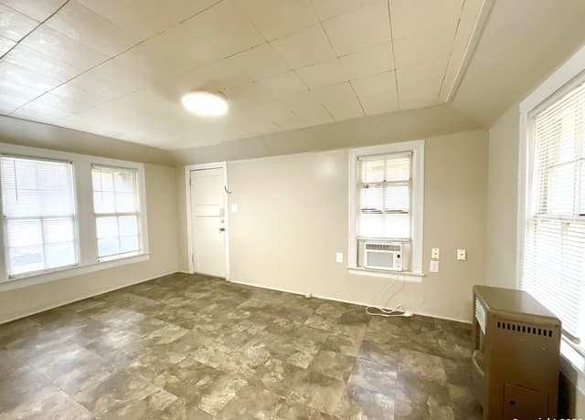 2-bedroom rental at 810 W Magnolia Unit 3 in San Antonio, TX — photo 3