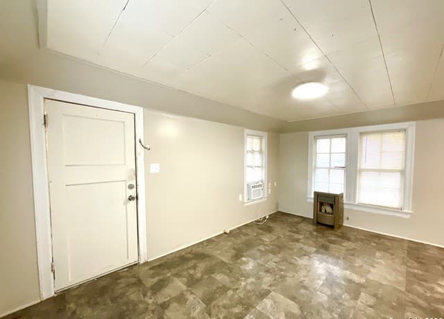 2-bedroom rental at 810 W Magnolia Unit 3 in San Antonio, TX — photo 4