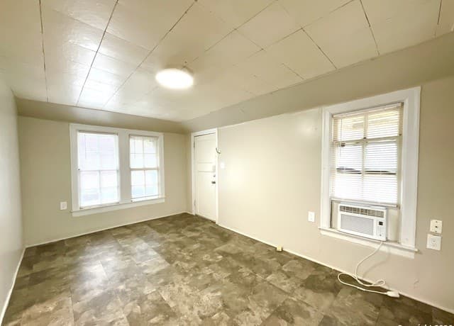 2-bedroom rental at 810 W Magnolia Unit 3 in San Antonio, TX — photo 5