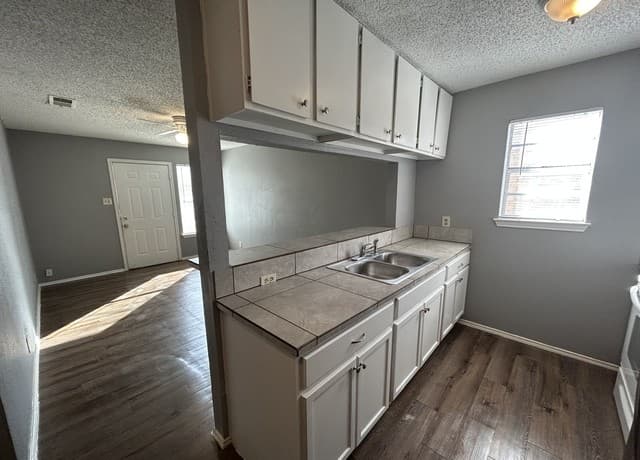 2-bedroom rental at 518 Briggs St Unit 401 in San Antonio, TX — photo 5