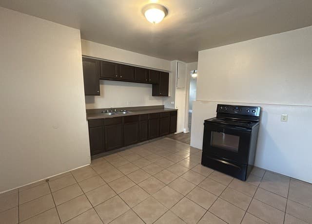 1-bedroom rental at 1137 W Ashby Pl Unit 6 in San Antonio, TX — photo 4