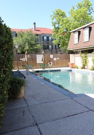 1-bedroom rental at 1045 Shook Ave Unit 113 in San Antonio, TX — photo 2
