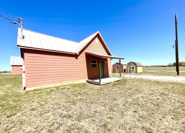1-bedroom rental at 573 Texas 97 Unit 104 in Floresville, TX — photo 2