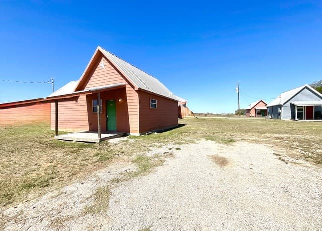 1-bedroom rental at 573 Texas 97 Unit 104 in Floresville, TX — photo 3