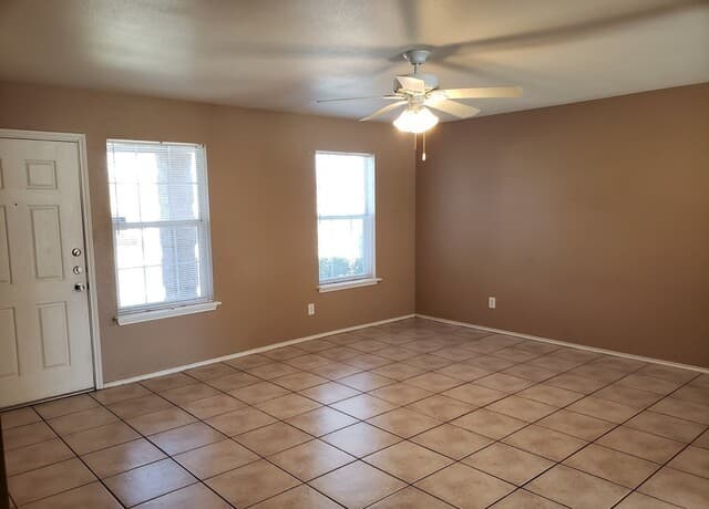 3-bedroom rental at 10622 Shaencrest in San Antonio, TX — photo 2