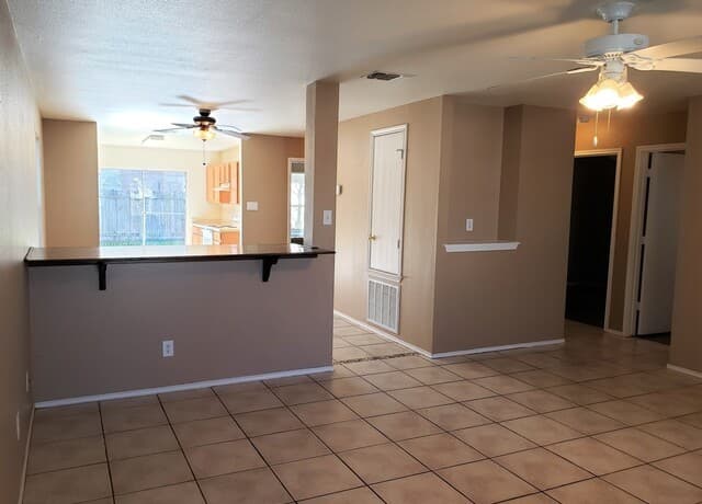 3-bedroom rental at 10622 Shaencrest in San Antonio, TX — photo 3