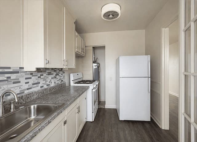 1-bedroom rental at 1511 W Woodlawn Ave Unit 4 in San Antonio, TX — photo 2