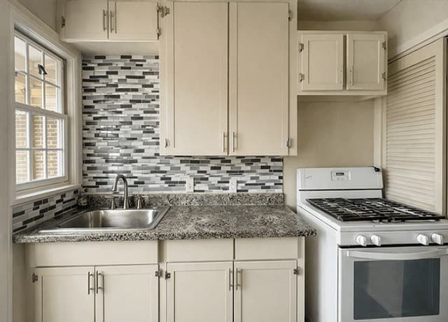 1-bedroom rental at 1511 W Woodlawn Ave Unit 4 in San Antonio, TX — photo 4