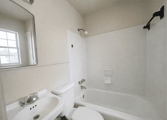 1-bedroom rental at 1511 W Woodlawn Ave Unit 4 in San Antonio, TX — photo 5