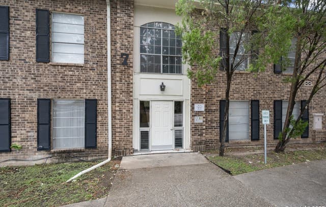 3-bedroom rental at 1819 Babcock Rd Unit 704 in San Antonio, TX — photo 2