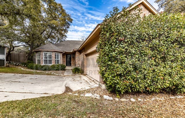 3-bedroom rental at 6711 Morning Shadow Ln in San Antonio, TX — photo 3