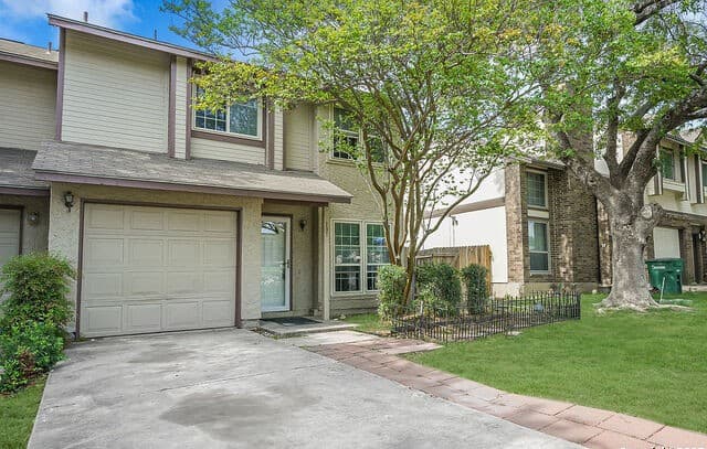 3-bedroom rental at 12215 Stoney in San Antonio, TX — photo 2