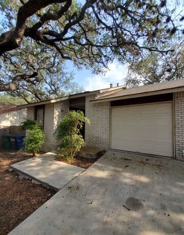 2-bedroom rental at 8930 Hambledon Dr in San Antonio, TX — photo 2