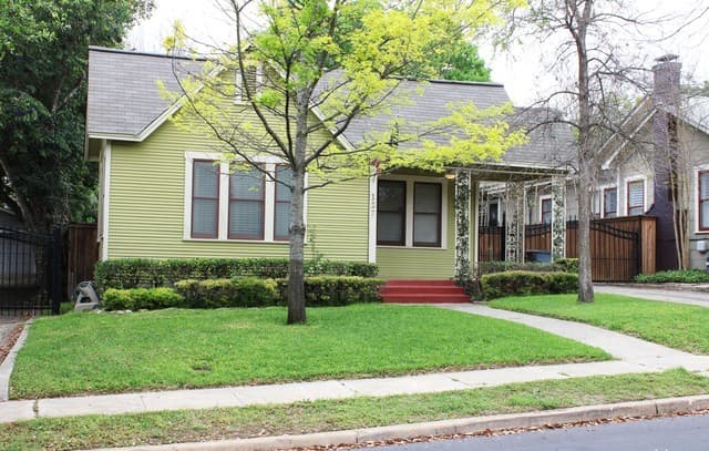 2-bedroom rental at 127 Normandy Ave in Alamo Heights, TX — photo 2