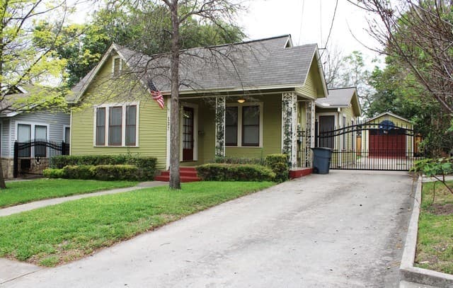2-bedroom rental at 127 Normandy Ave in Alamo Heights, TX — photo 3