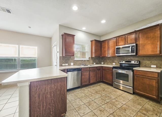 4-bedroom rental at 233 Rattlesnake Way in Cibolo, TX — photo 4