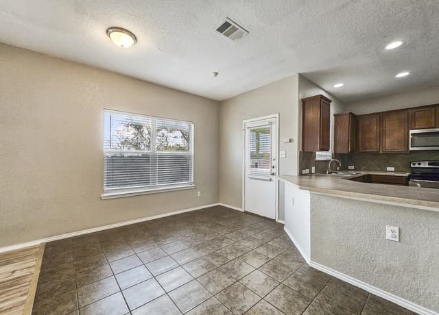 4-bedroom rental at 233 Rattlesnake Way in Cibolo, TX — photo 5