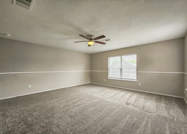 4-bedroom rental at 7618 Barking Crk in San Antonio, TX — photo 4