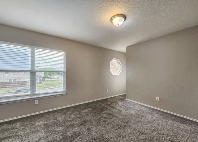 4-bedroom rental at 7618 Barking Crk in San Antonio, TX — photo 5