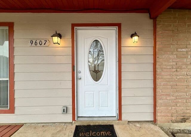 3-bedroom rental at 9607 Gold Hill in San Antonio, TX — photo 2
