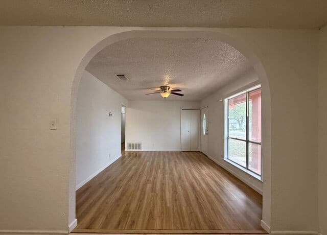 3-bedroom rental at 9607 Gold Hill in San Antonio, TX — photo 4
