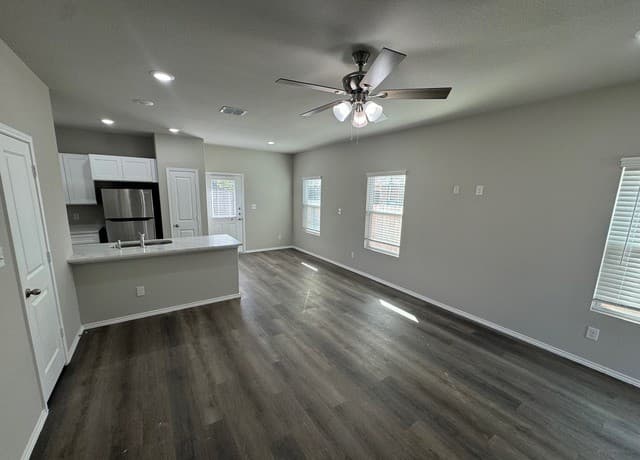 3-bedroom rental at 7818 Shetland Drive Unit 101 in San Antonio, TX — photo 4