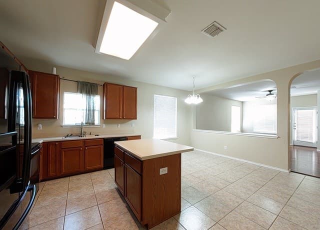 3-bedroom rental at 12102 Redbud Leaf in San Antonio, TX — photo 5