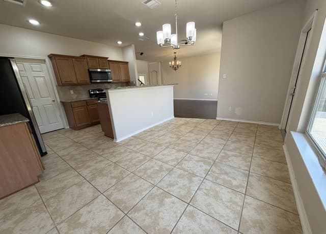 3-bedroom rental at 1323 Pinnacle Fls in San Antonio, TX — photo 4
