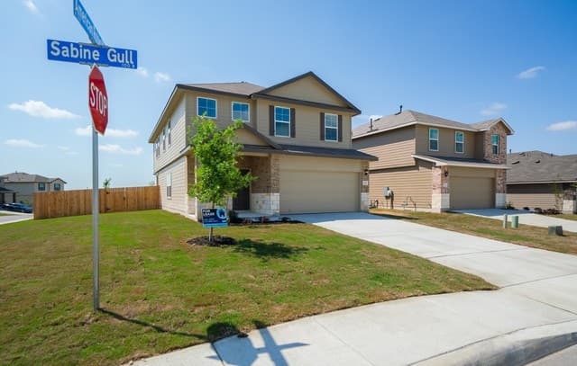 5-bedroom rental at 111 Sabine Gull in San Antonio, TX — photo 2