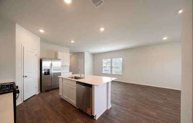 5-bedroom rental at 111 Sabine Gull in San Antonio, TX — photo 4
