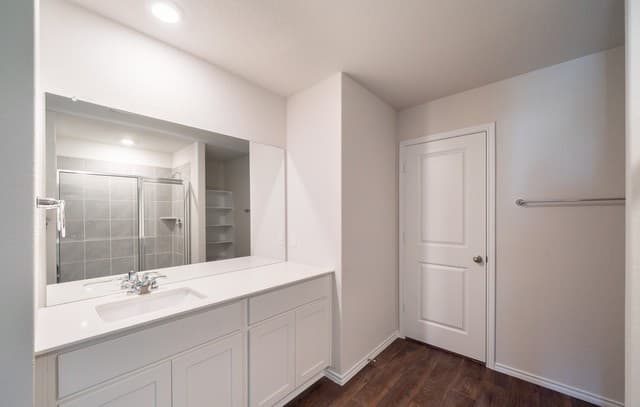 5-bedroom rental at 111 Sabine Gull in San Antonio, TX — photo 5