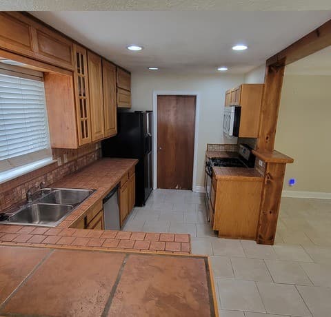 4-bedroom rental at 1922 Oakline Dr in San Antonio, TX — photo 4